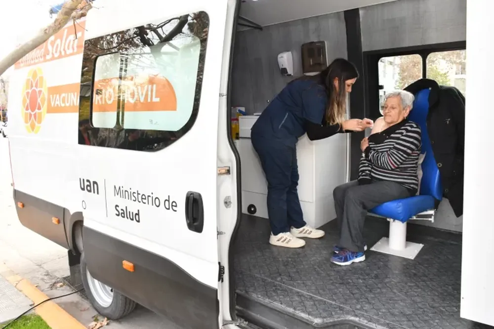 El vacunatorio móvil solar sigue recorriendo la provincia para inmunizar a más personas contra determinadas enfermedades.