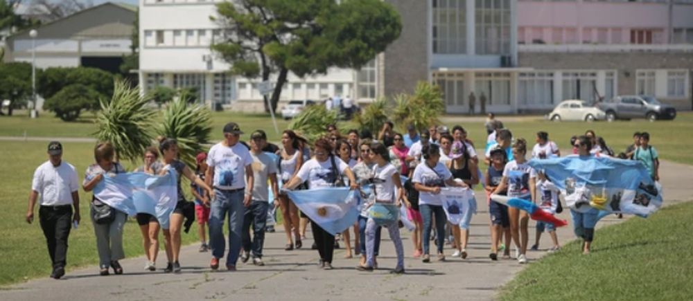 Aguad les dijo a los familiares de los tripulantes que seguirán buscando el ARA San Juan