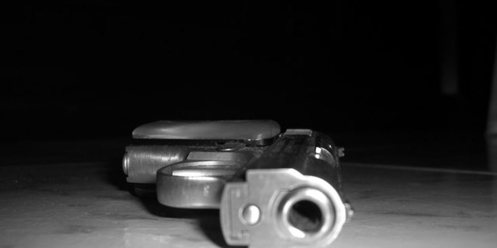 Tres ladrones armados amenazaron a una chica de 14 años para robarle el celular