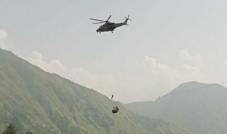 Una aerosilla con seis niños y dos adultos quedó colgada a más de 300 metros de altura