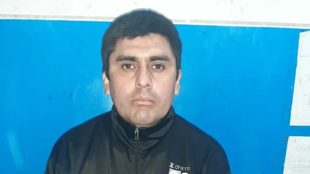 Golpeó a su esposa recién operada, le arrebató y rompió el celular