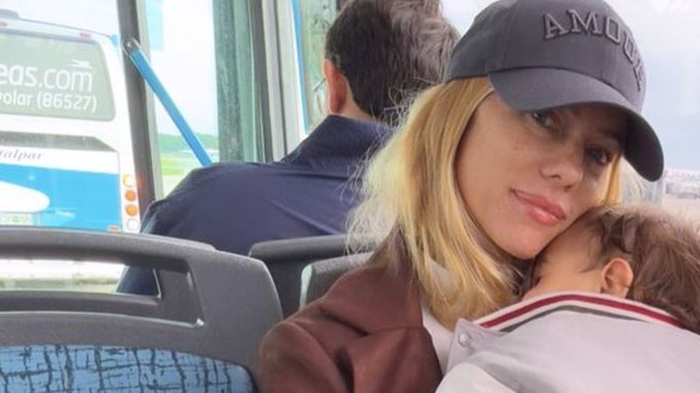 Nicole Neumann se sacó una foto junto a su hijo Cruz y sorprendió a todos: “¿Viaja en bondi?”