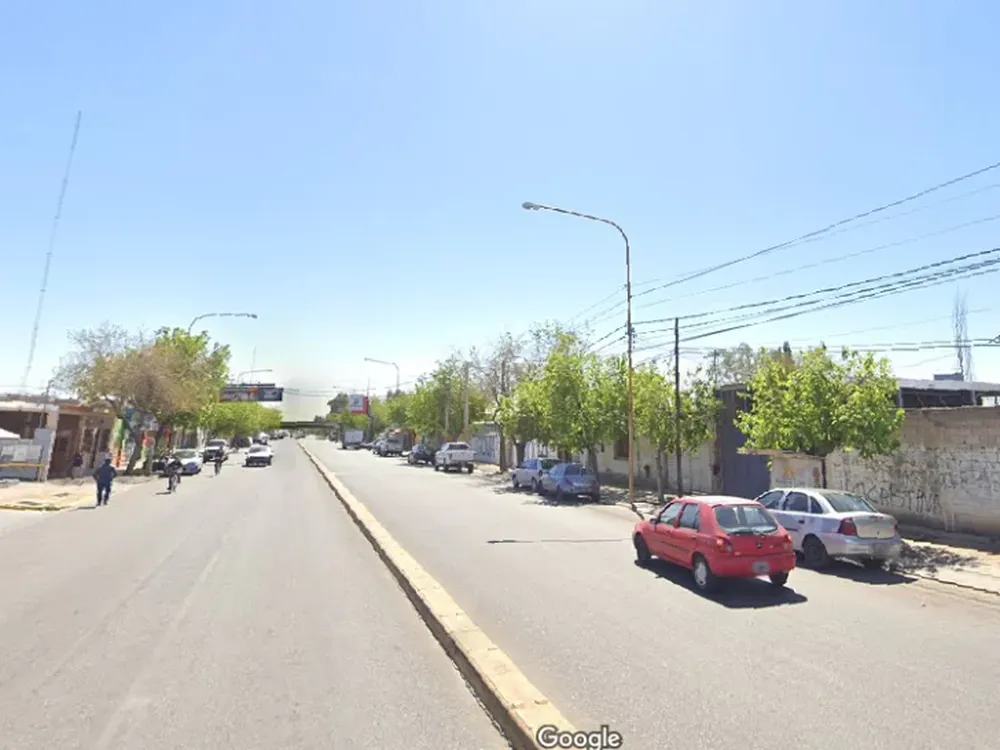 Un hombre sufrió importantes heridas al perder el control de su auto y chocar con un contenedor