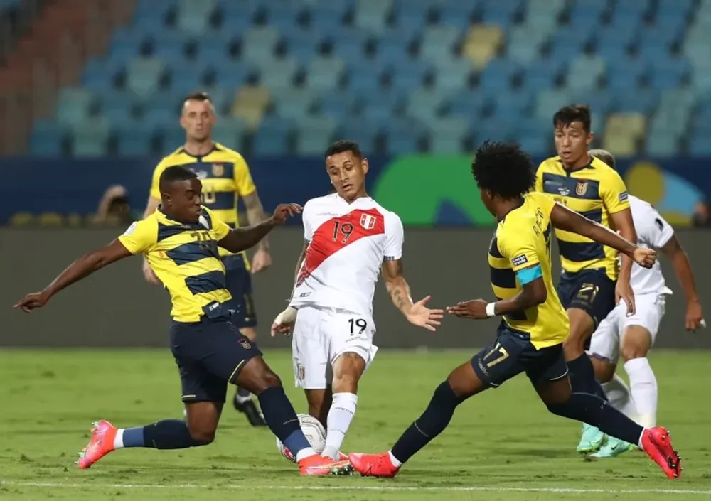 Ecuador lo tenía para golear y Perú lo remontó en una ráfaga, en  el duelo de DT argentinos