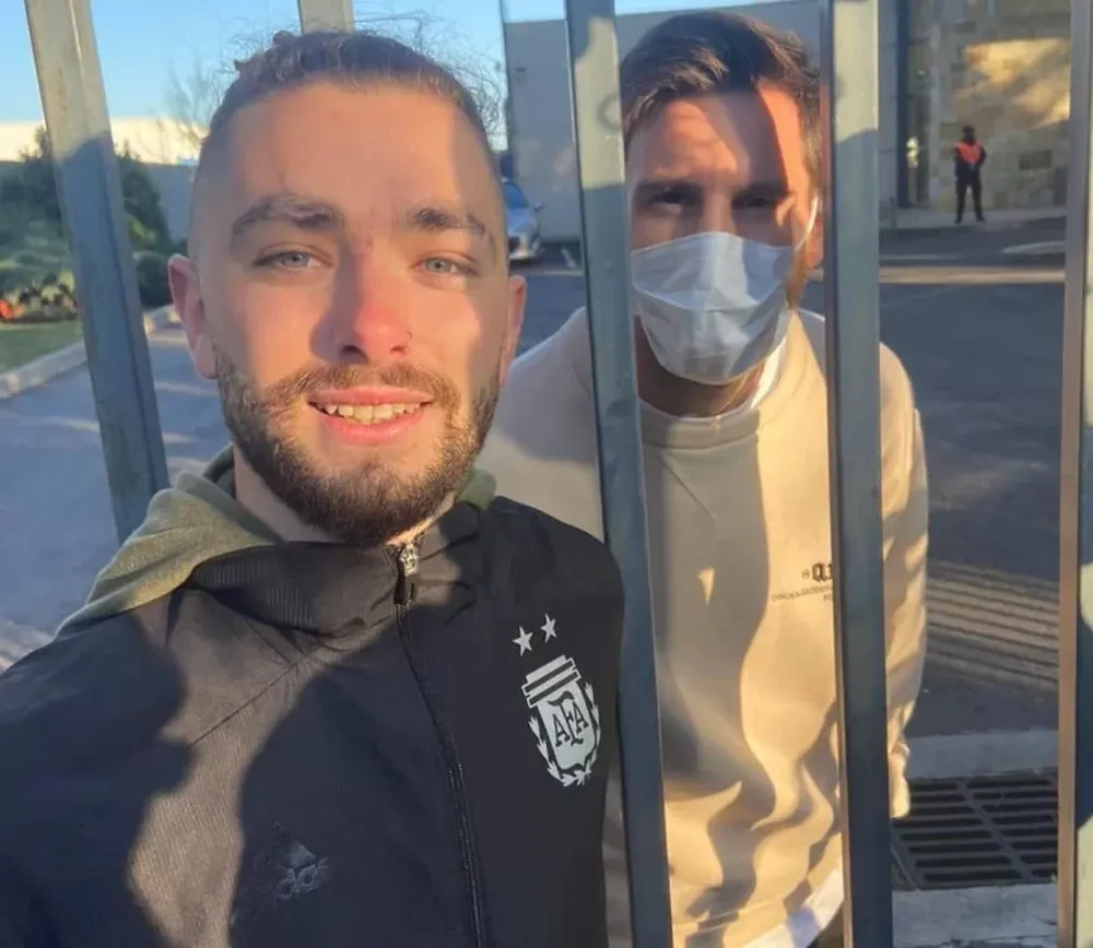 Messi llegó al país: se acercó a dos hinchas que lo esperaban y les firmó autógrafos
