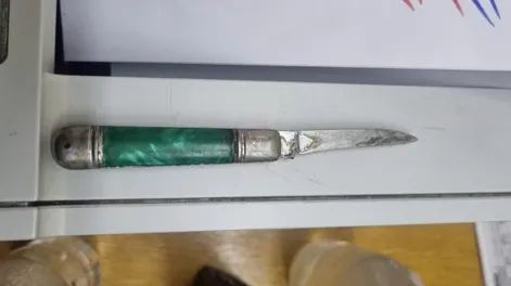 El cuchillo con el que intentó entrar.