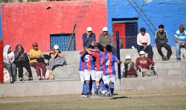 Triunfos de los equipos de arriba y batalla campal en Pocito