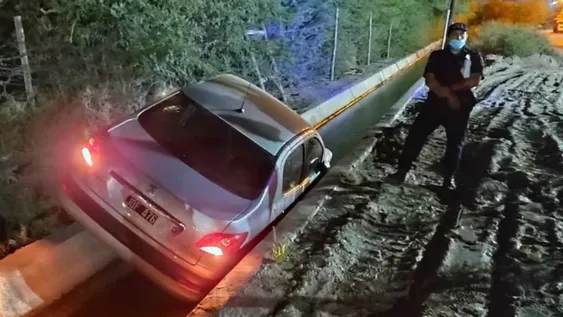 En plena madrugada, perdió el control del auto y cayó a un canal: estaba ebrio