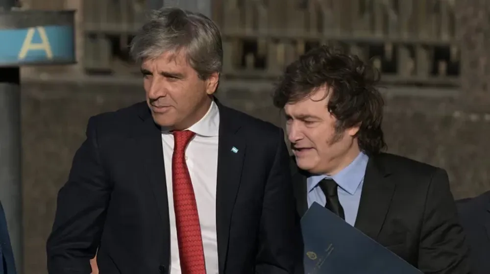 Luis Caputo junto al presidente Javier Milei.