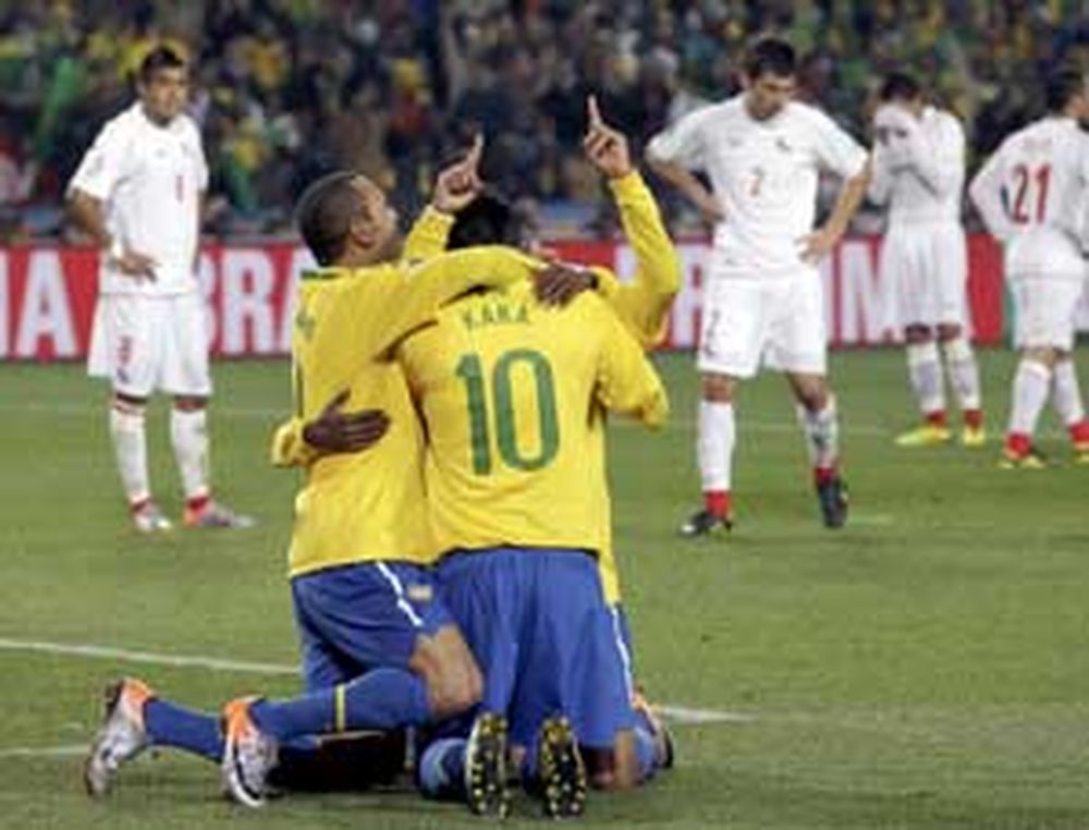 Brasil goleó a  Chile y se metió entre los ocho mejores