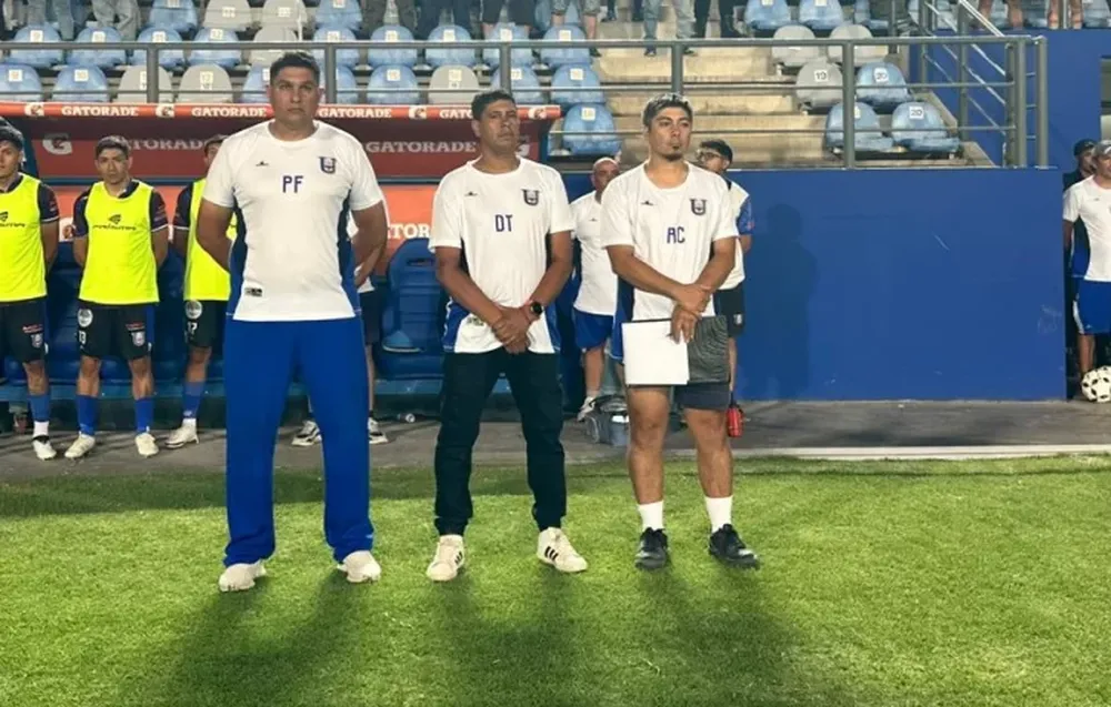 Al frente. Juan Colarte (centro) vivió con intensidad la final en el Bicentenario que terminó consagrando a Unión campeón Oficial 2025.