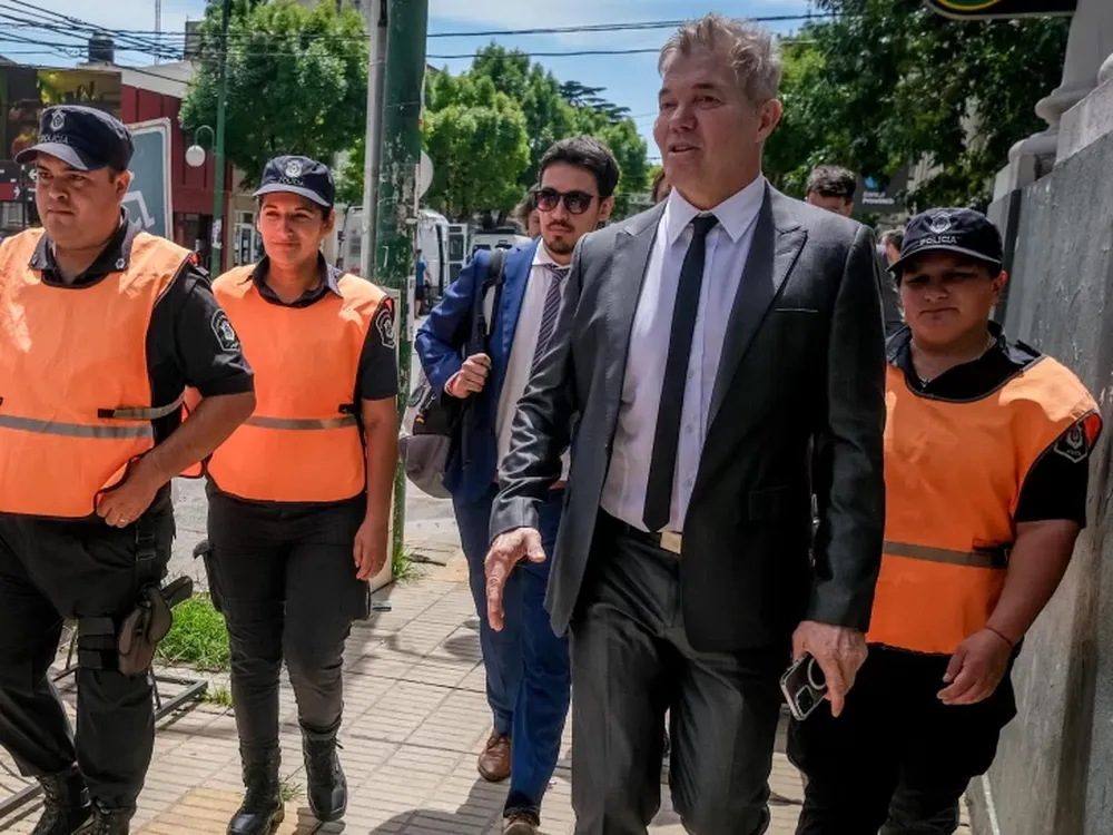 Thomsen pidió disculpas y aclaró que tiró patadas porque recibió una piña en la cara