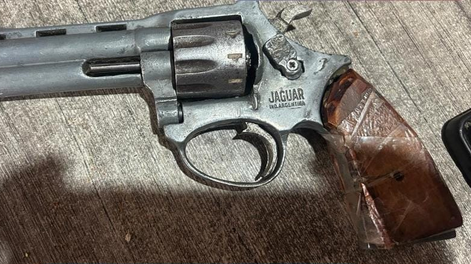 El arma secuestrada en los allanamientos por el robo a un remisero en Pocito. &nbsp;