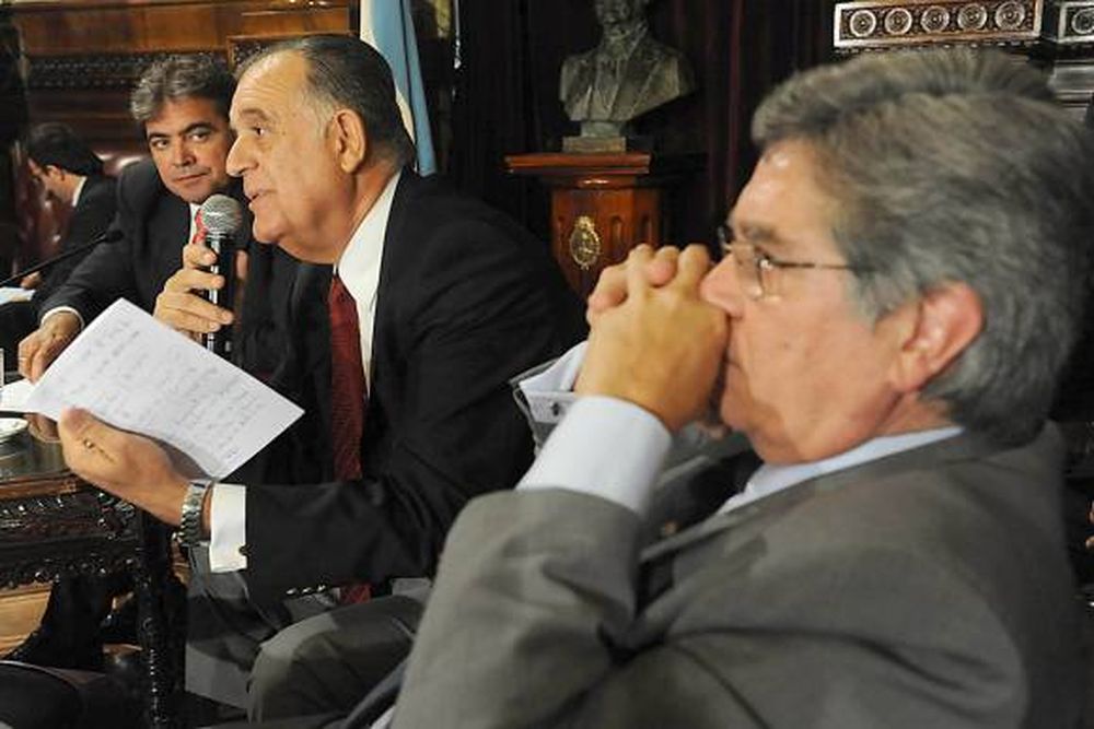 Senadores locales quieren que investiguen supuestas coimas