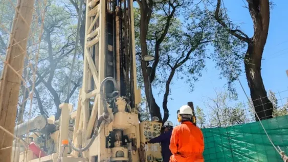 Con aspersión, en Capital empezaron a efectivizar 90% el riego en las plazas