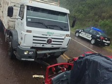 las dos muertes en un accidente frontal entre un auto y un camión que conmueven a toda una provincia