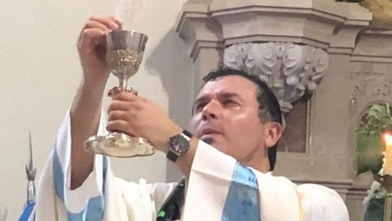 Un cura se enojó con Kicillof por el pase sanitario en las misas: “¿Quién carajo es?”