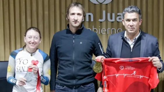 UNA ATLETA ESTADOUNIDENSE, con Ayesa y Tabachnik, en la presentación oficial de la Maratón, realizada ayer.