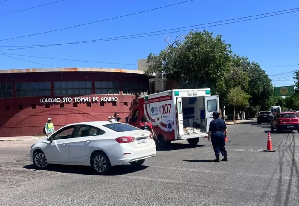 Una ciclista fue trasladada al hospital tras colisionar con un auto en General Acha y Circunvalación