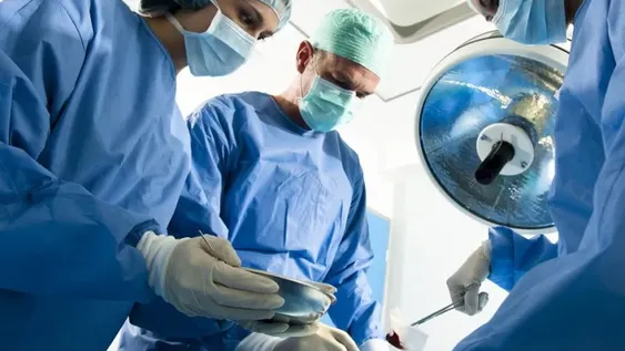 Preocupación en clínicas por aumentos del 28% en prótesis: hay faltantes que retrasan cirugías