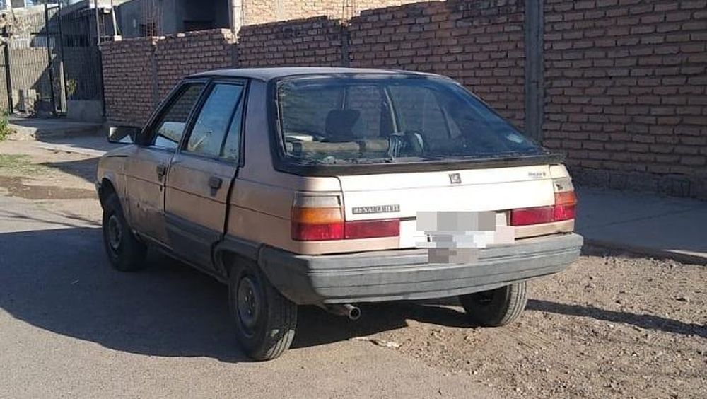 Encontraron un auto robado en Rivadavia: le habían sacado el gato, la batería y el estéreo