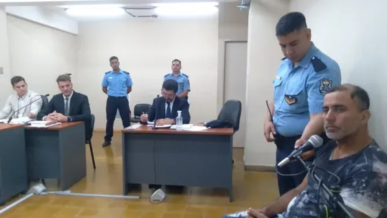 EDUARDO SIXTO  CARRIZO (alias Gitano, derecha) reconocerá su descontrolada reacción homicida. Aceptará 11 años de cárcel.