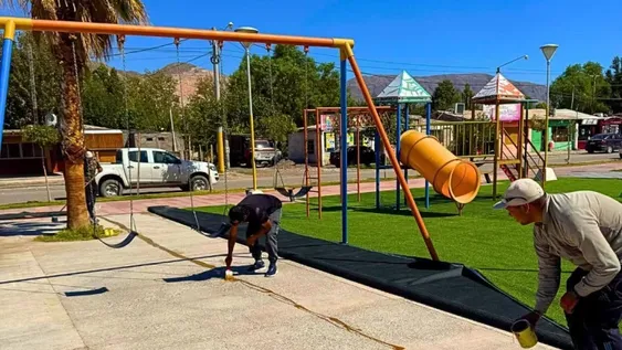 Paseo innovador: en una plaza de Los Berros instalaron césped sintético