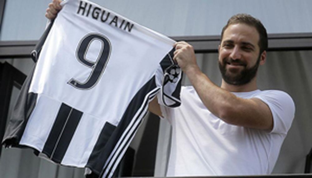 Higuaín se sumó a la Juventus y fue ovacionado por los hinchas