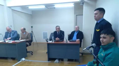 Elías Rodrigo Rosales Palacios (derecha) pudo recuperar su libertad, porque al final le imputaron lesiones graves contra un compañero de trabajo.