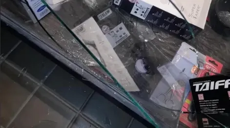 VIDEO: en pleno centro de Caucete, un ladrón rompió una vidriera y robó aparatos