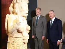 El Rey Felipe VI y el embajador de México en España, Quirino Ordaz Coppel, durante la visita a una exposición sobre el pueblo indígena mexicano realizada en Madrid. El Rey Felipe VI y el embajador de México en España, Quirino Ordaz Coppel, durante la visita a una exposición sobre el pueblo indígena mexicano realizada en Madrid.
