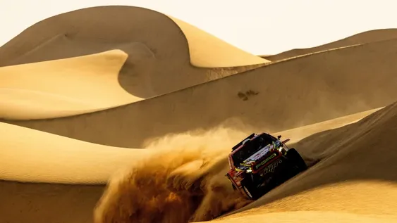 FEROZ. Así fue la segunda etapa del Rally Dakar, que duró 48 horas. Quedó la tendalada de pilotos y entre ellos abandonó el último ganador: El español Carlos Sainz. Hoy seguirá la competencia en terrenos de Arabia Saudita.