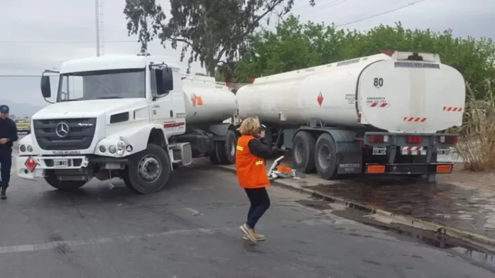 Un camión cargado con combustible causó destrozos al chocar contra una pared