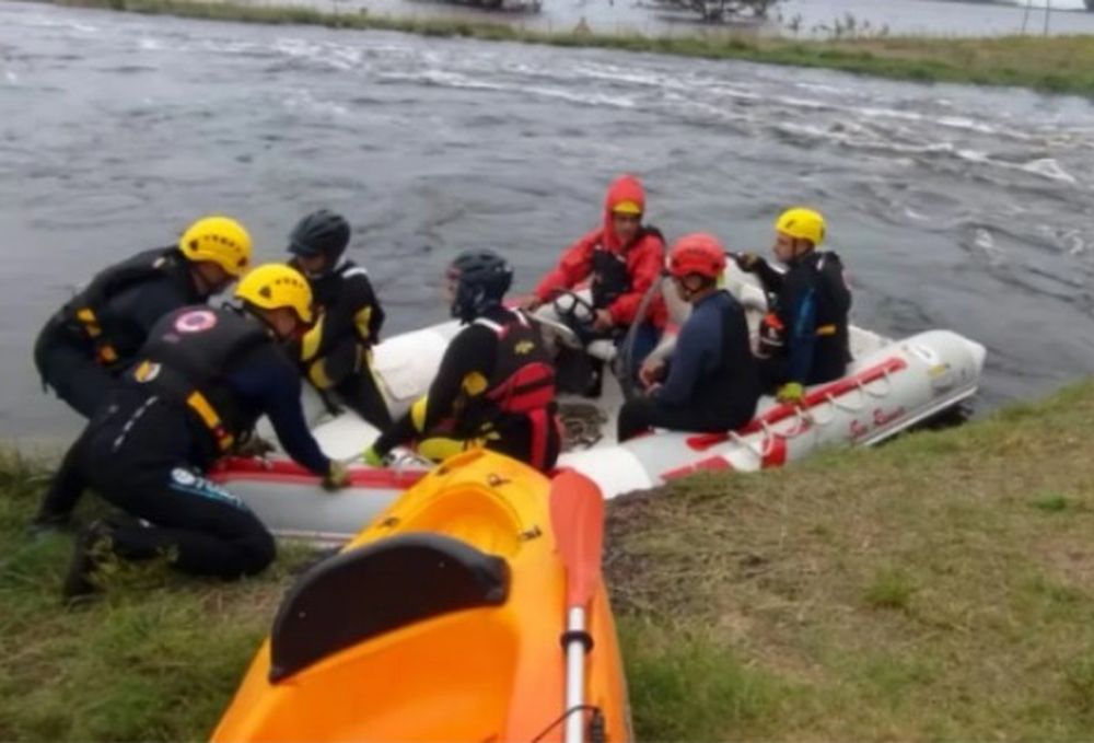 Desesperada búsqueda de tres personas que cayeron a un canal tras las inundaciones en Bolívar