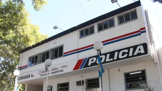 Aprehendieron a 16 jóvenes que festejaban el egreso de una chica en una casa de Capital