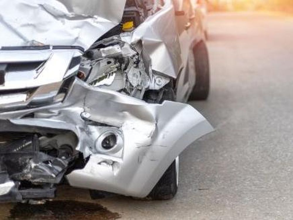 Perdió el control del auto por un montículo y chocó contra un árbol: sus 2 hijos, heridos