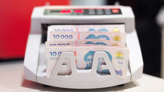 El Gobierno llevará al Salario Mínimo Vital y Móvil a $437 mil a partir de abril del próximo año.&nbsp;