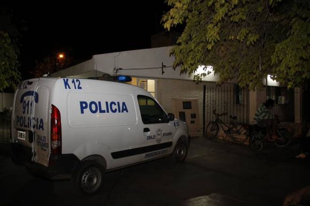 Fugó tirándose de un móvil policial
