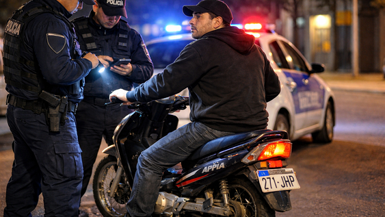 El hombre condenado fue descubierto en Rawson. La moto en la que andaba había sido robada hacía unas horas. Imagen creada con IA.