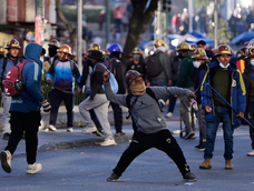 Mineros artesanales se enfrentan a la policía durante una protesta para exigir acceso a zonas mineras ampliadas en La Paz, Bolivia. Mineros artesanales se enfrentan a la policía durante una protesta para exigir acceso a zonas mineras ampliadas en La Paz, Bolivia.