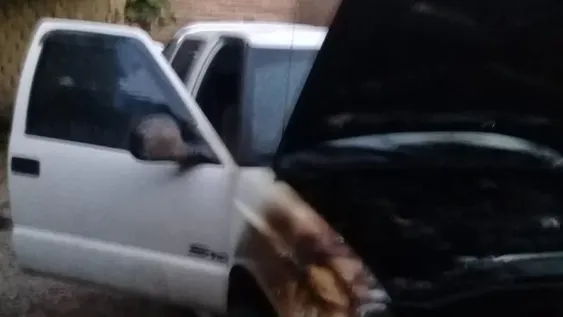 Una camioneta sufrió un desperfecto eléctrico y se incendió en plena calle