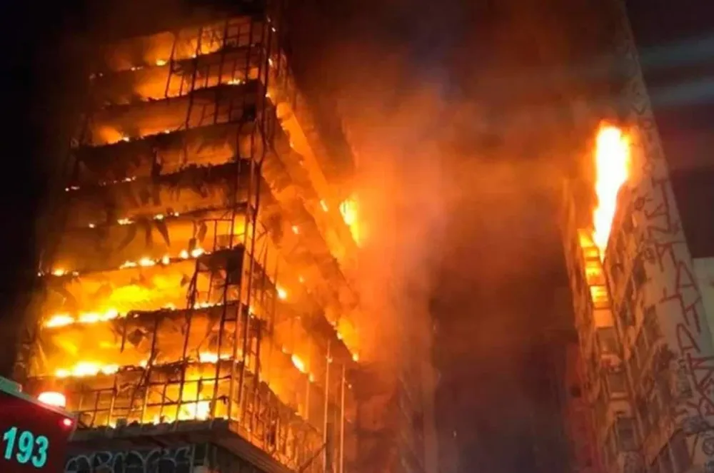 Al menos un muerto en el derrumbe de un edificio incendiado en San Pablo