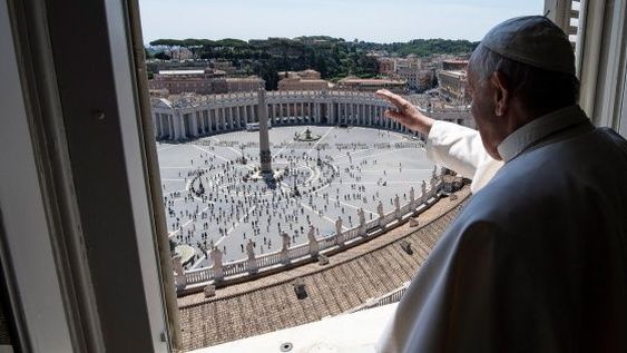 Con el regreso de los fieles, Francisco pidió “la victoria de la humanidad sobre la enfermedad”