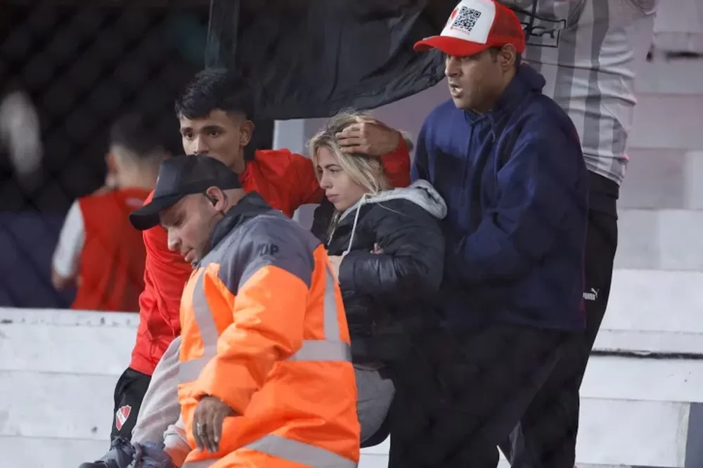 Las impactantes imágenes de la gresca que hubo entre hinchas de Independiente y Universidad de Chile