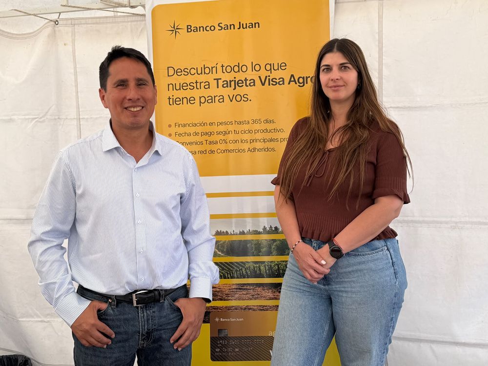 Rodrigo Córdoba y Rocío Coll, referentes comerciales de Banco San Juan, en el stand de la entidad durante Expo Innova Cuyo 2026, donde presentaron su oferta de financiamiento para el agro sanjuanino.