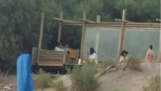 EN FAMILIA Y CON AMIGOS. Cristina luce relajada en las fotos y videos, junto a Florencia y su nieta, que tomaron vecinos y turistas de Sauce Grande.