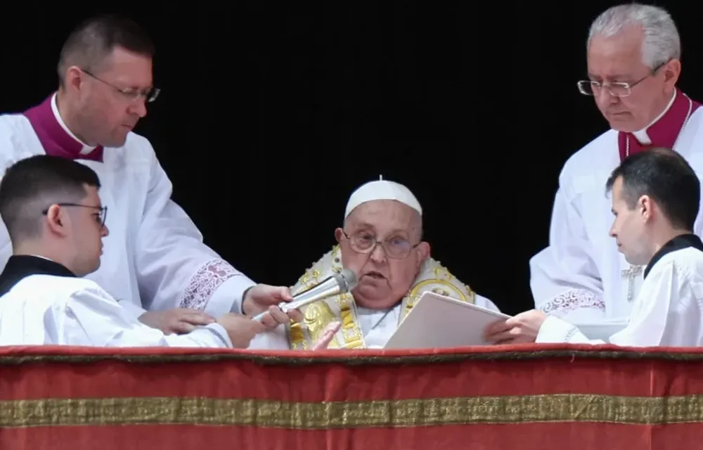En recuperación. El Papa se mostró visiblemente debilitado durante la misa pascual de ayer, pero presente y activo en su rol pastoral.