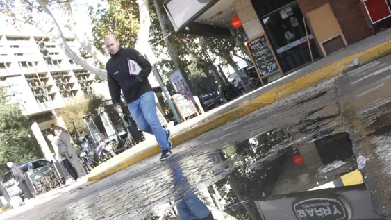 Por la basura en las cloacas, colapsó en una esquina de la Peatonal