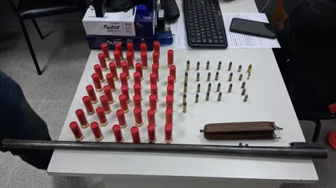 Iba en una moto robada y con un bolso lleno de municiones: terminó preso