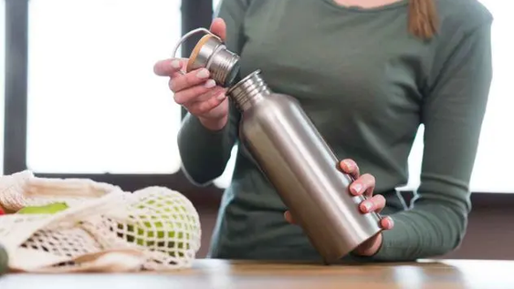 botellas reutilizables: paso a paso para limpiarlas y evitar bacterias